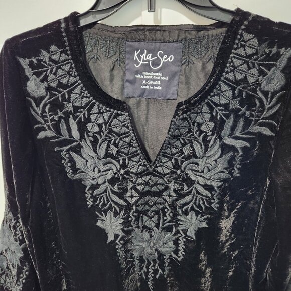 Kyla Seo Black Vintage Look Velvet Embroidered Top Blouse with 3/4 Sleeves XS - Picture 3 of 6